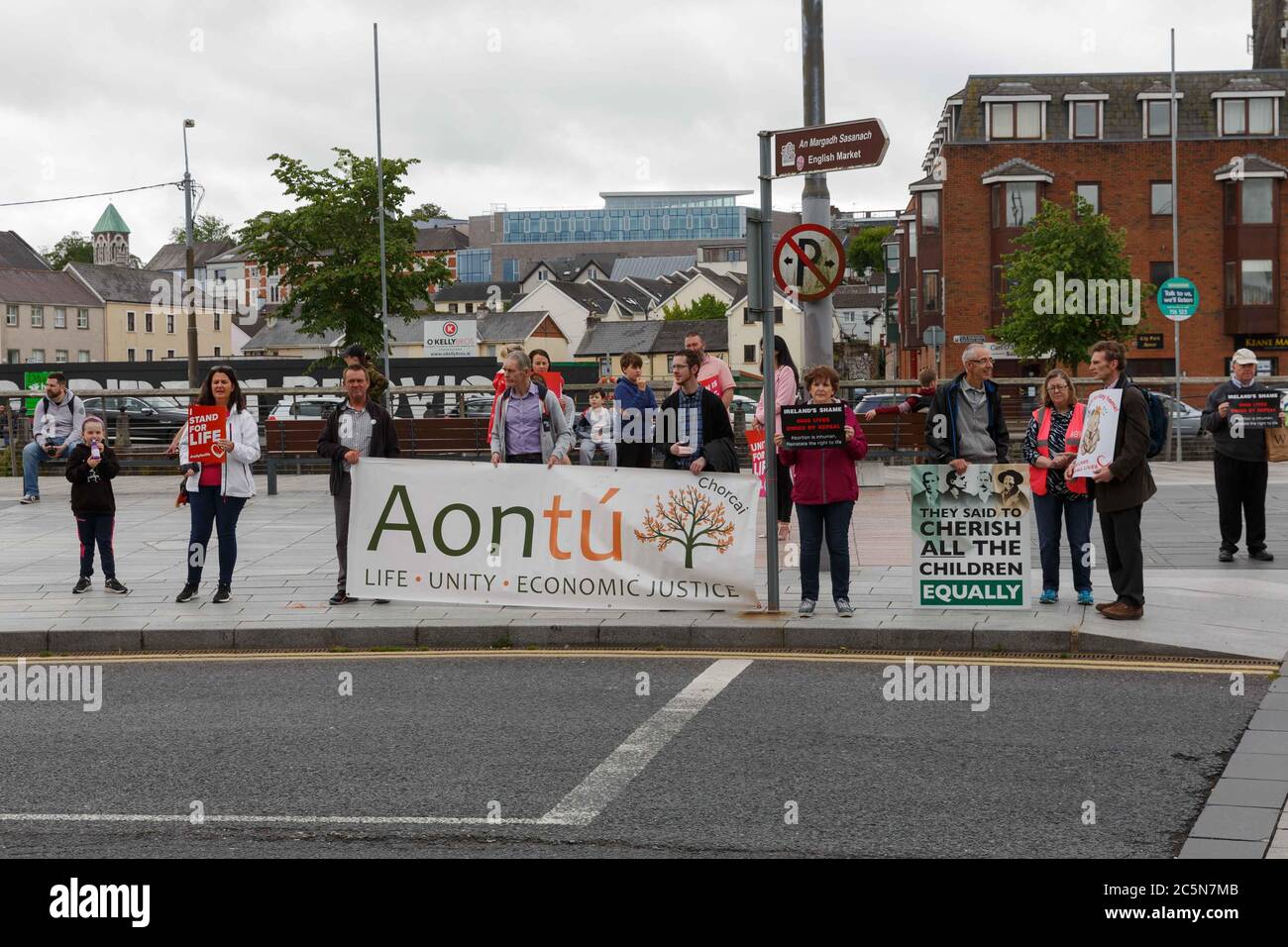 Cork, Irlanda. 4 luglio 2020. Protesta pro-vita, Cork City. I manifestanti si sono riuniti oggi all'incrocio tra Grand Parade e South Mall. Credit: Damian Coleman/Alamy Live News Foto Stock