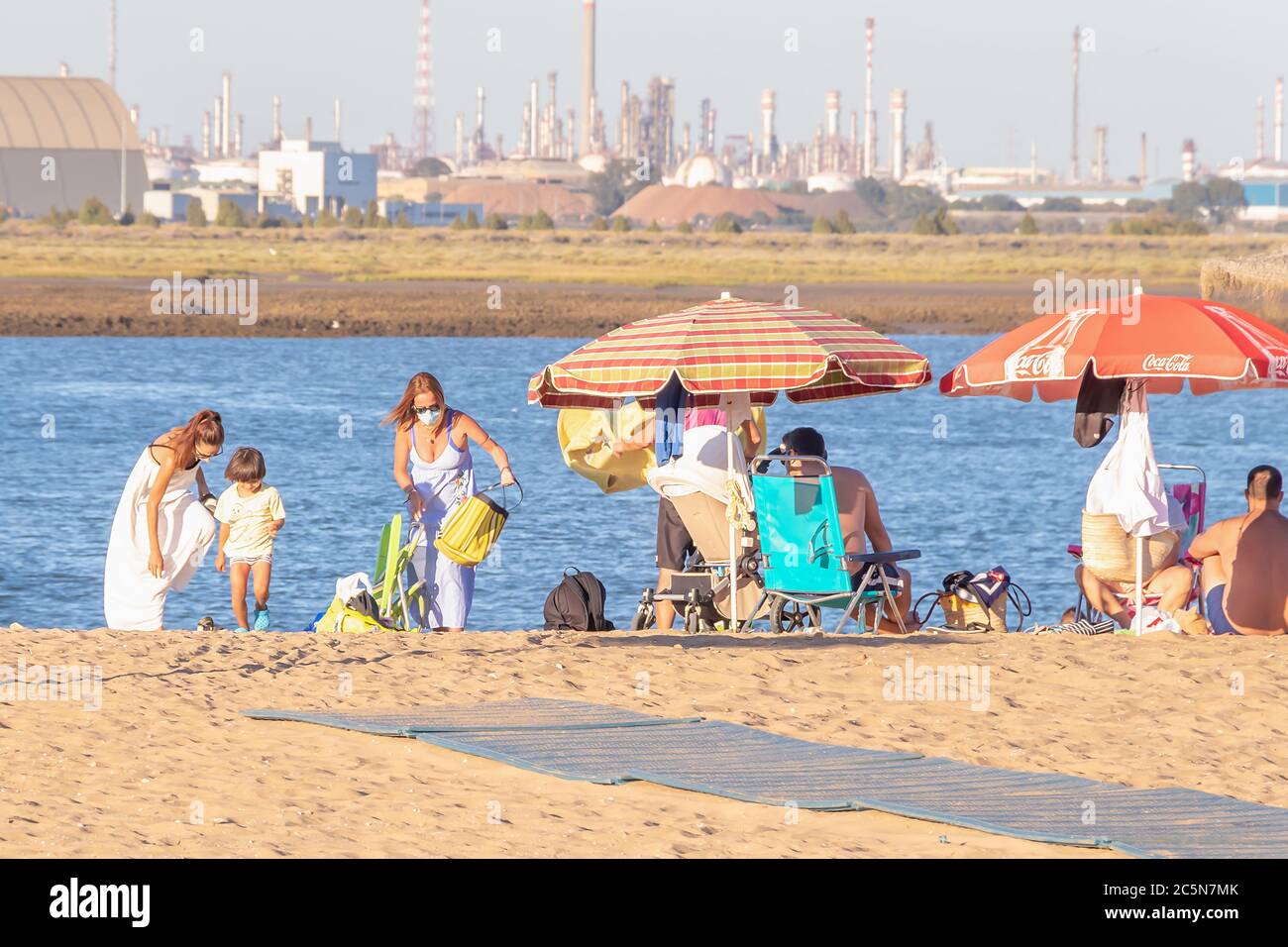 Punta Umbria, Huelva, Spagna - 3 giugno 2020: Si gode la gente nel pomeriggio della spiaggia di Punta Umbria. Alcuni di loro indossano la maschera facciale protettiva du Foto Stock