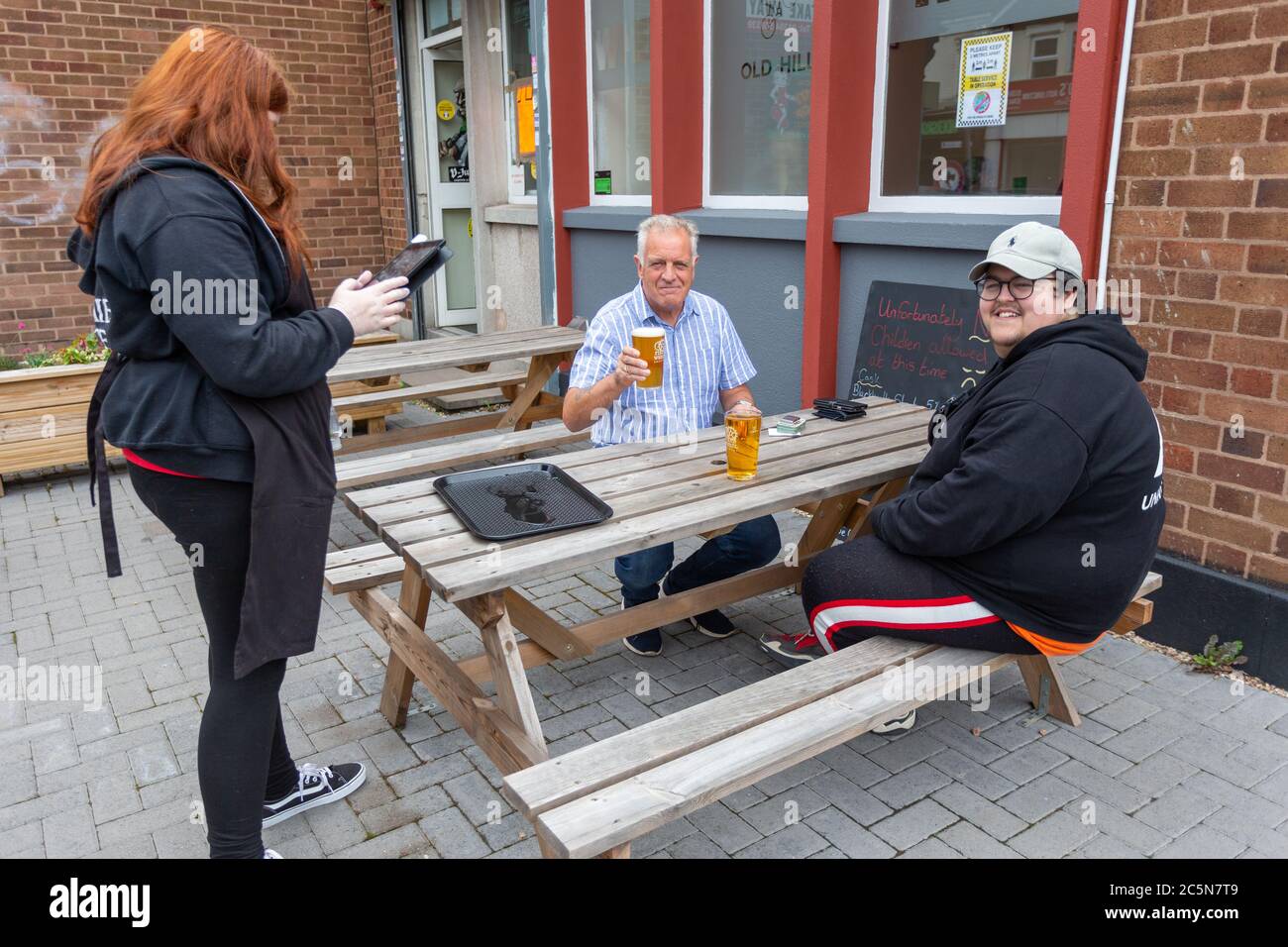 Il pub riapre dopo il blocco di Coronavirus UK Foto Stock