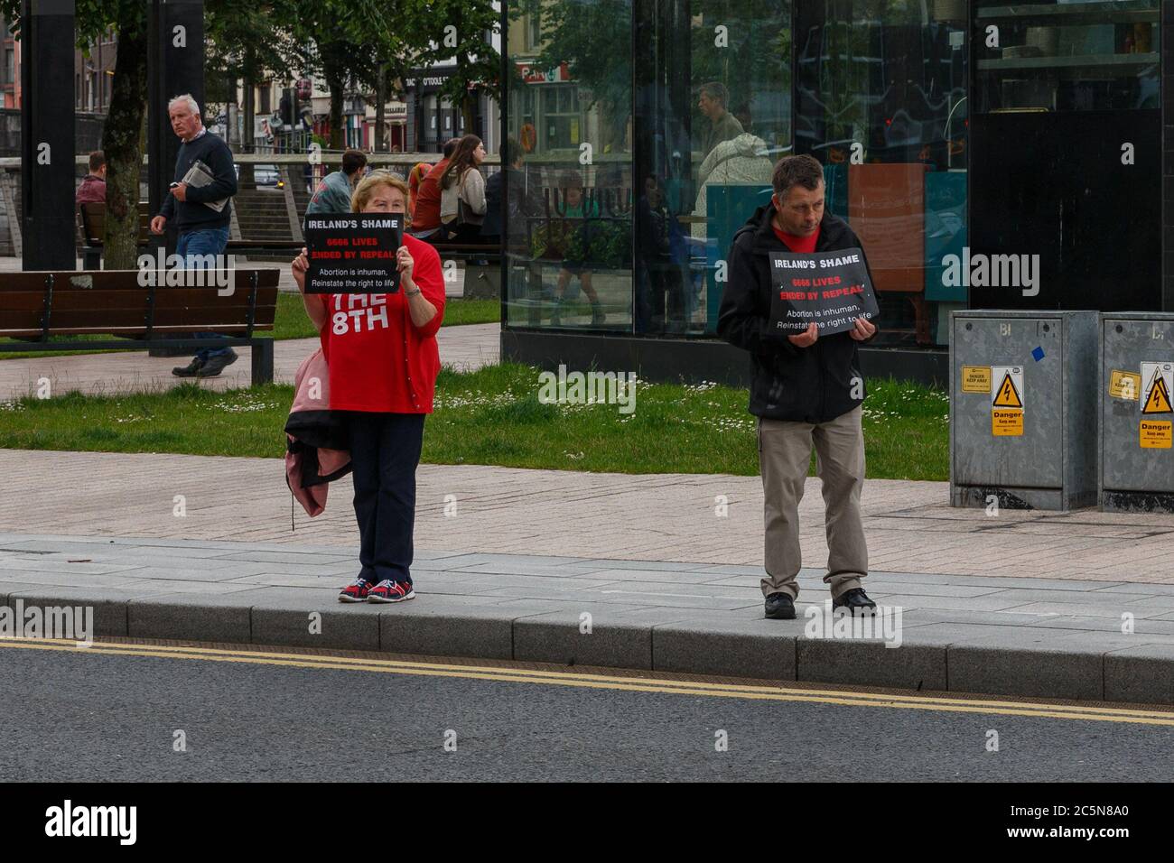 Cork, Irlanda. 4 luglio 2020. Protesta pro-vita, Cork City. I manifestanti si sono riuniti oggi all'incrocio tra Grand Parade e South Mall. Credit: Damian Coleman/Alamy Live News Foto Stock