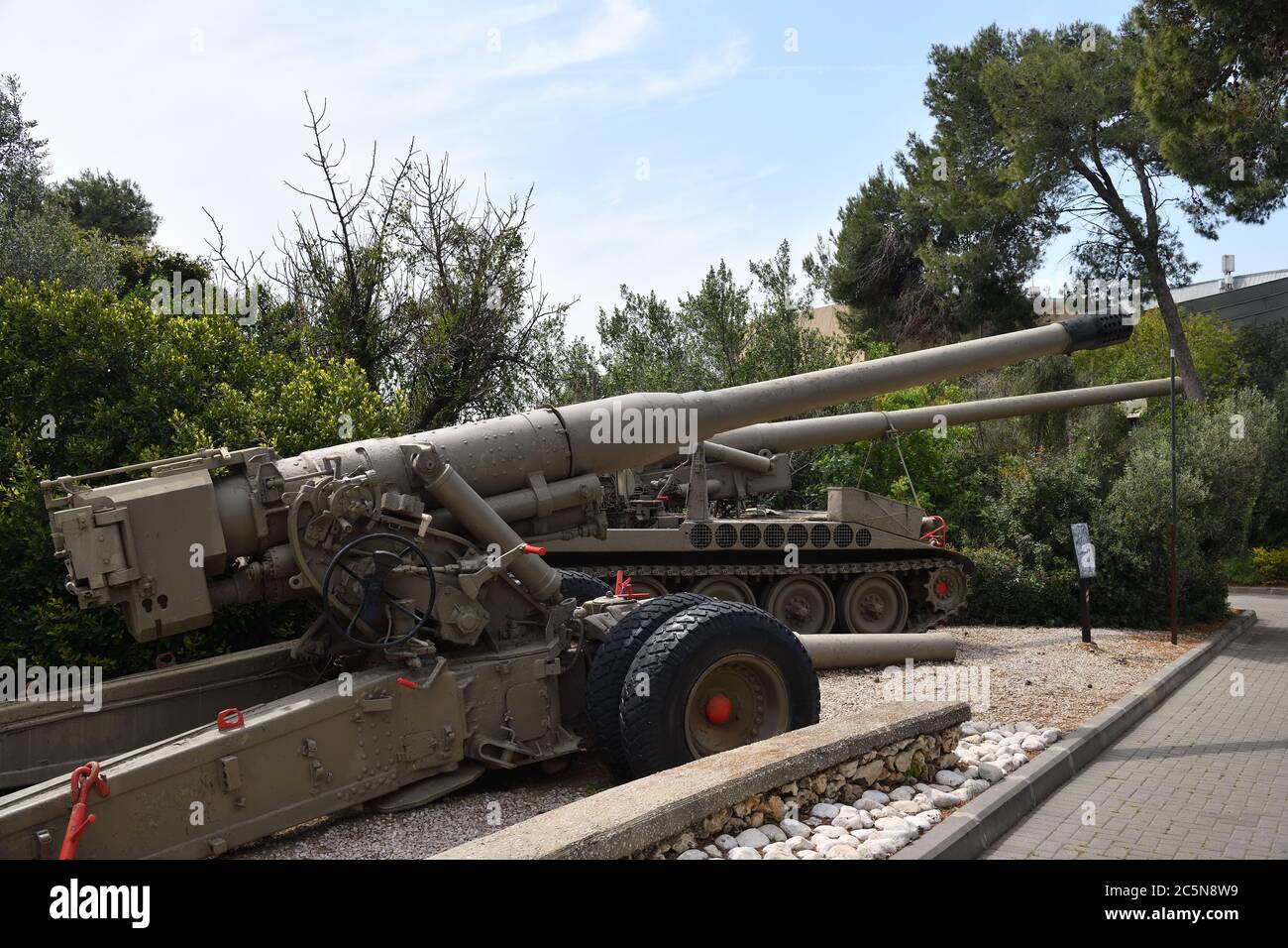 Zichron Yaakov, Israele - 4 aprile 2019: Beit Hatotchan - un parco commemorativo delle forze di difesa israeliane. Museo dell'artiglieria IDF e monumento commemorativo. Il Foto Stock