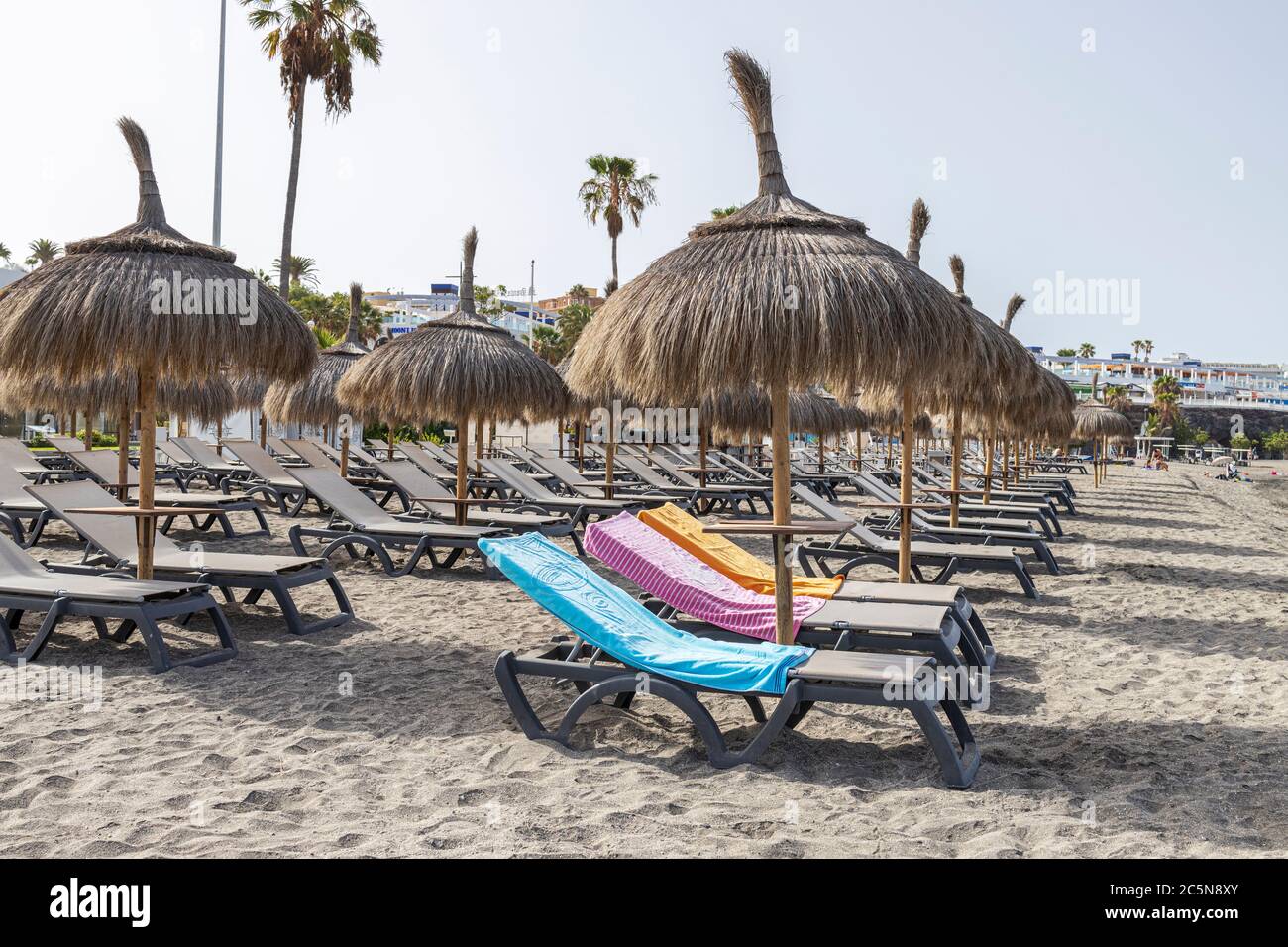 Costa Adeje, Tenerife, Isole Canarie, Spagna. 4 luglio 2020. Lettini e asciugamani sulla spiaggia, come i primi turisti arrivano di nuovo da quando la chiusura è iniziata a metà marzo. Foto Stock