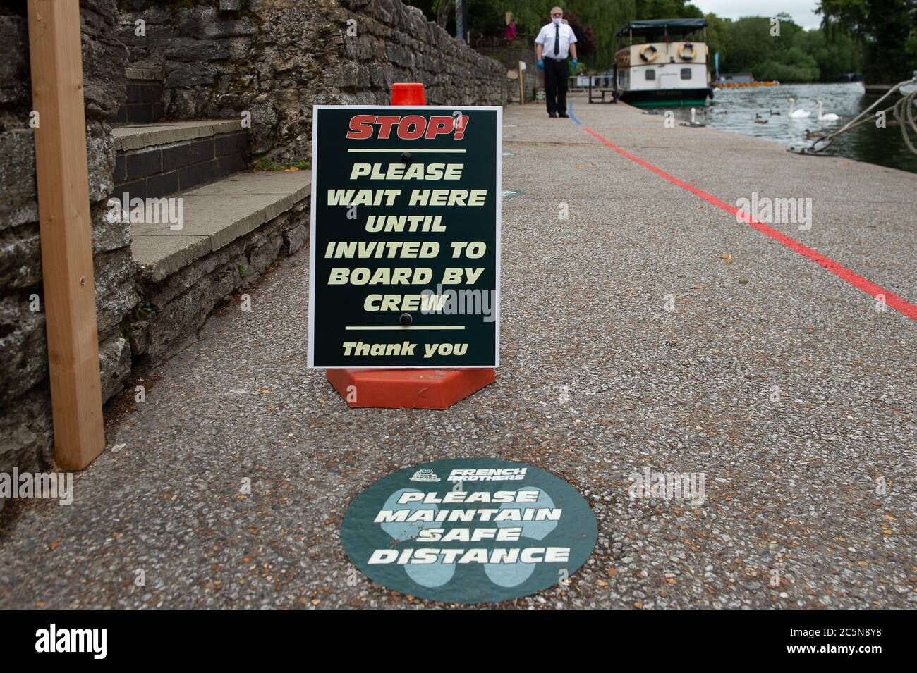 Windsor, Berkshire, Regno Unito. 4 luglio 2020. Le barche passeggeri French Brothers sono ritornate oggi per la prima volta sul Tamigi a Windsor, Berkshire, dopo il blocco Coronavirus Covid-19. Sulle imbarcazioni sono state adottate misure rigorose di igiene e di allontanamento sociale per garantire la sicurezza dei clienti. I French Brothers hanno 20 imbarcazioni e hanno il maggior numero di imbarcazioni passeggeri sulle vie navigabili interne del Regno Unito. Credit: Maureen McLean/Alamy Live News Foto Stock