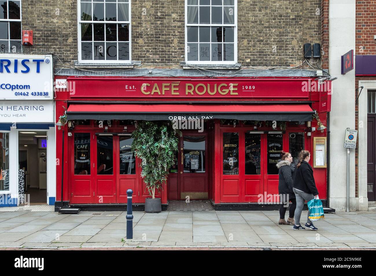Tutto in rosso, Café Rouge ristorante a tema francese chiuso, Hitchin, Hertfordshire UK Foto Stock