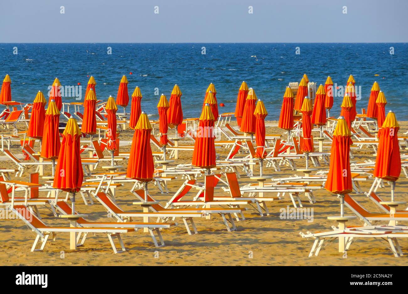 Ombrelloni e lettini arancioni sulla spiaggia di Rimini in Italia Foto  stock - Alamy