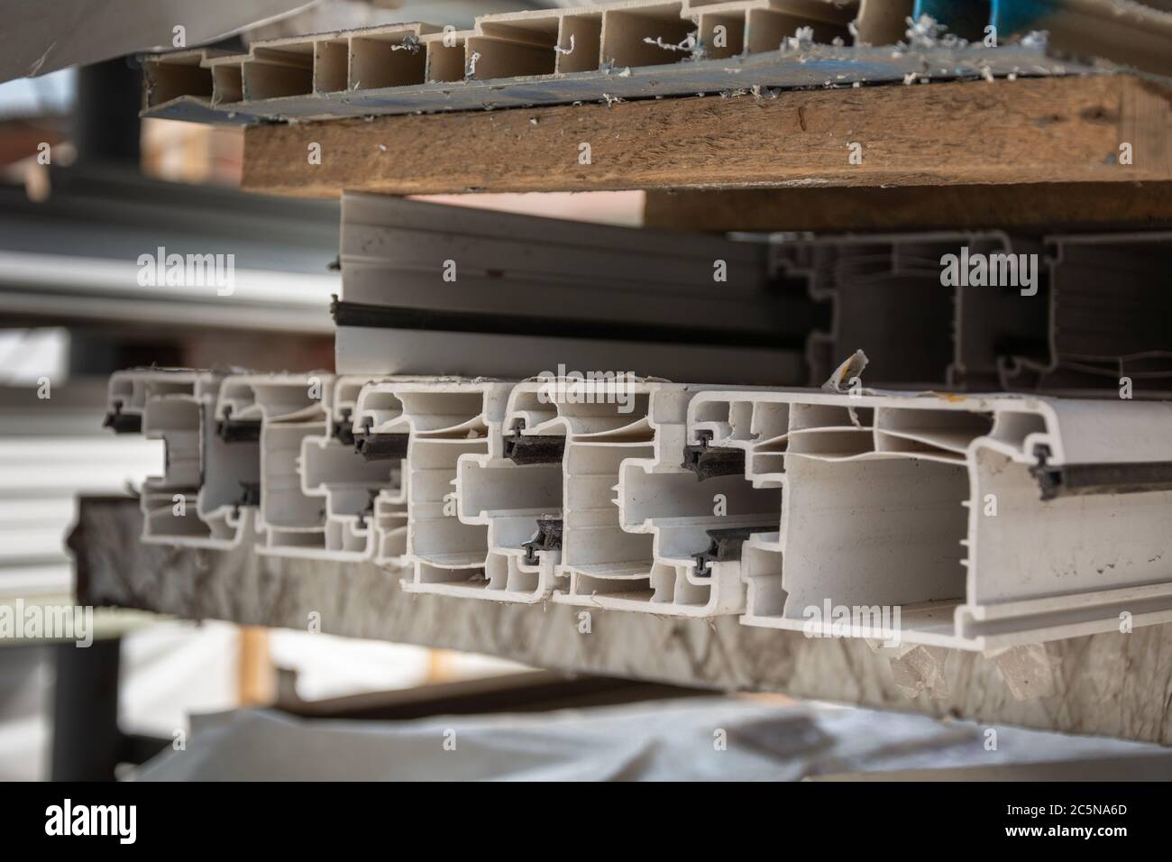 Elementi in plastica PVC in officina per linee di produzione di serramento. Profilo in PVC. Foto Stock