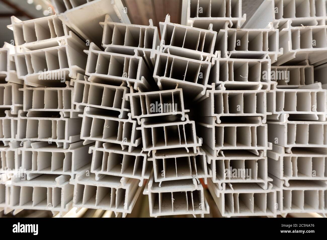 Elementi in plastica PVC in officina per linee di produzione di serramento. Profilo in PVC. Foto Stock