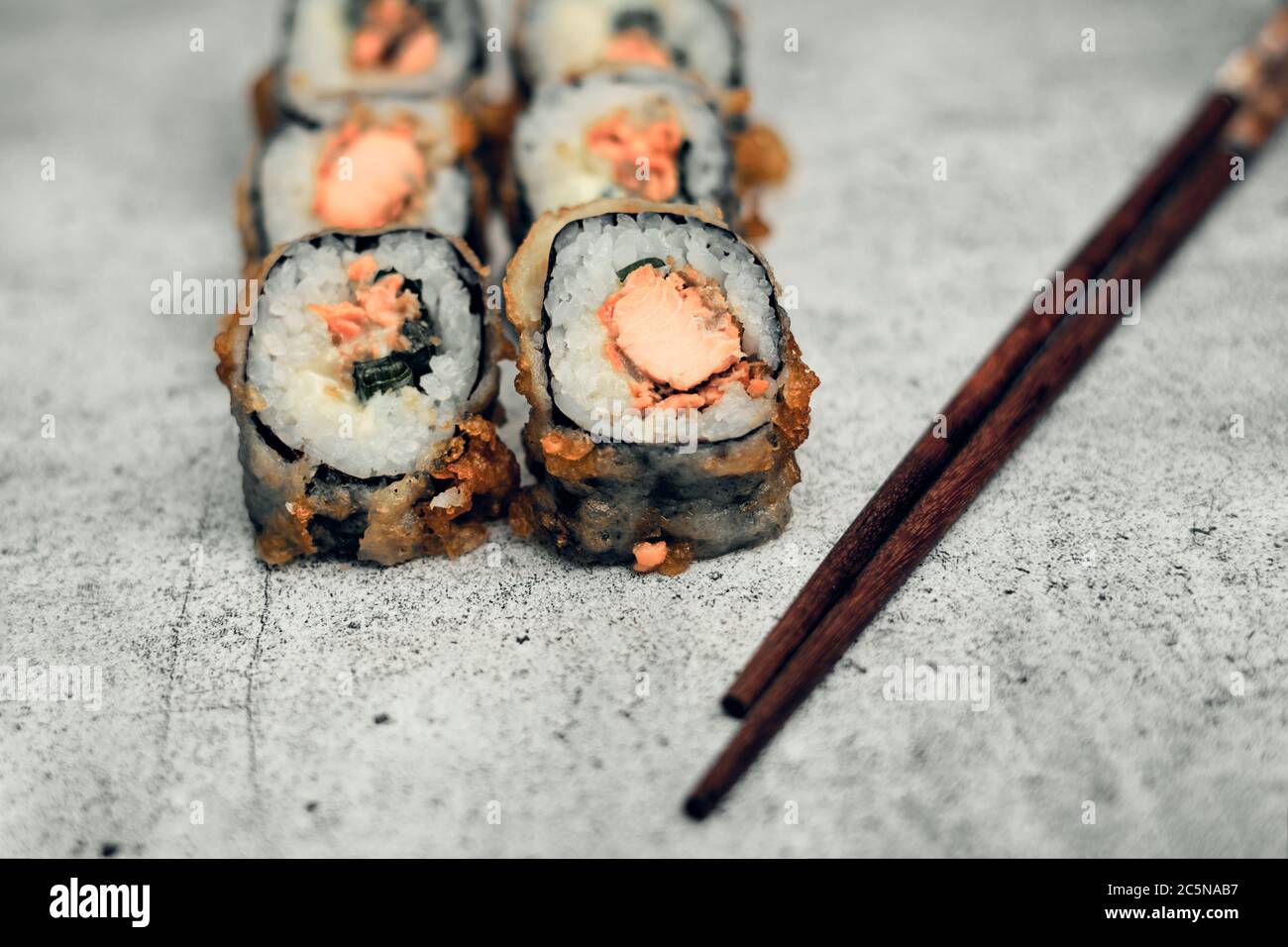 Cibo tradizionale giapponese, sushi e panini. Zenzero e wasabi, bastoni cinesi. Riso e frutti di mare. Primo piano Foto Stock