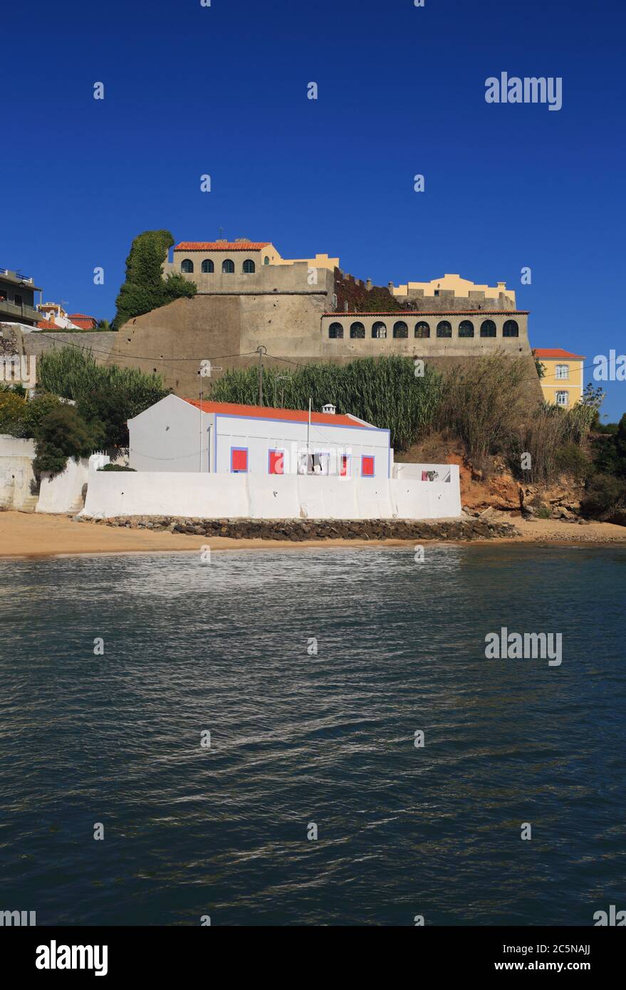 Portogallo, Alentejo, Vila Nova de Milfontes. L'estuario del fiume Mira sovrastato dal Forte di San Clemente - Forte de Sao Clemente e da una vecchia casa sulla spiaggia. Foto Stock