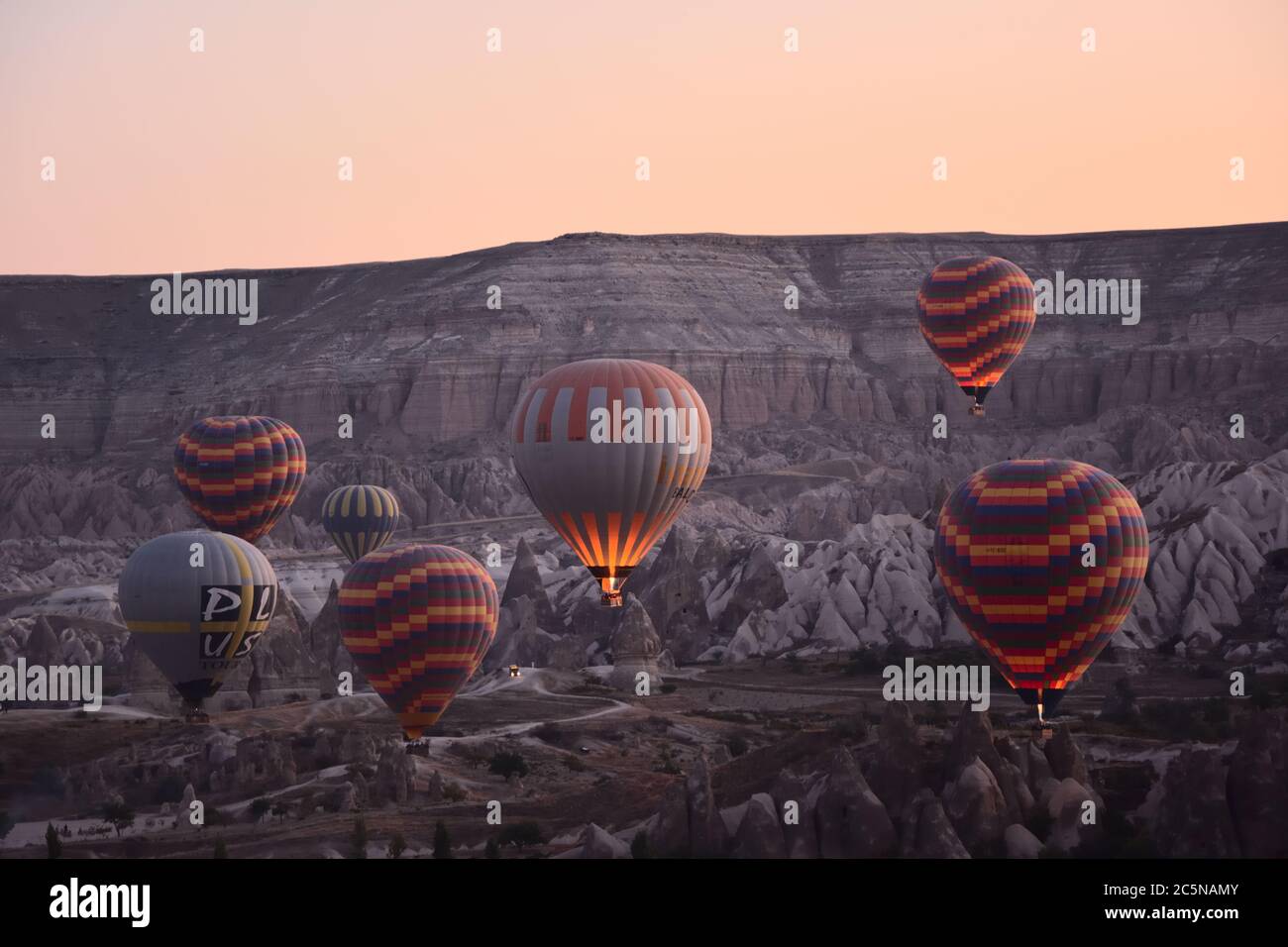 Mongolfiere all'alba a Goreme, Cappadocia, Turchia Foto Stock