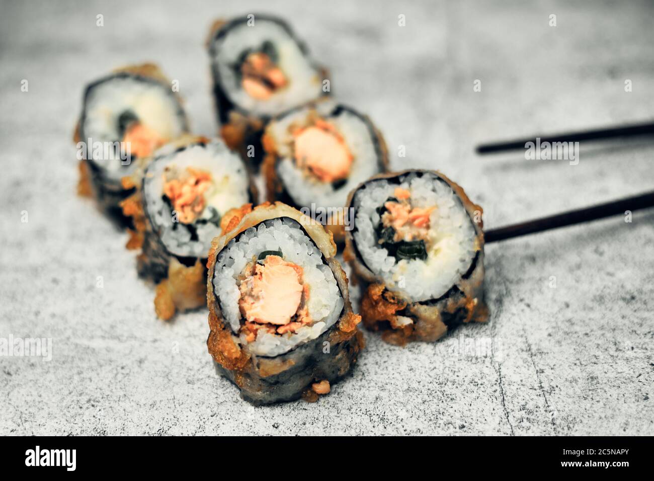 Cibo tradizionale giapponese, sushi e panini. Zenzero e wasabi, bastoni cinesi. Riso e frutti di mare. Primo piano Foto Stock