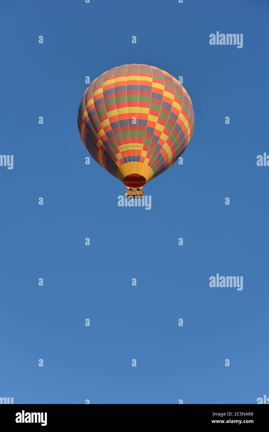 Mongolfiera contro il cielo blu, Cappadocia, Turchia Foto Stock