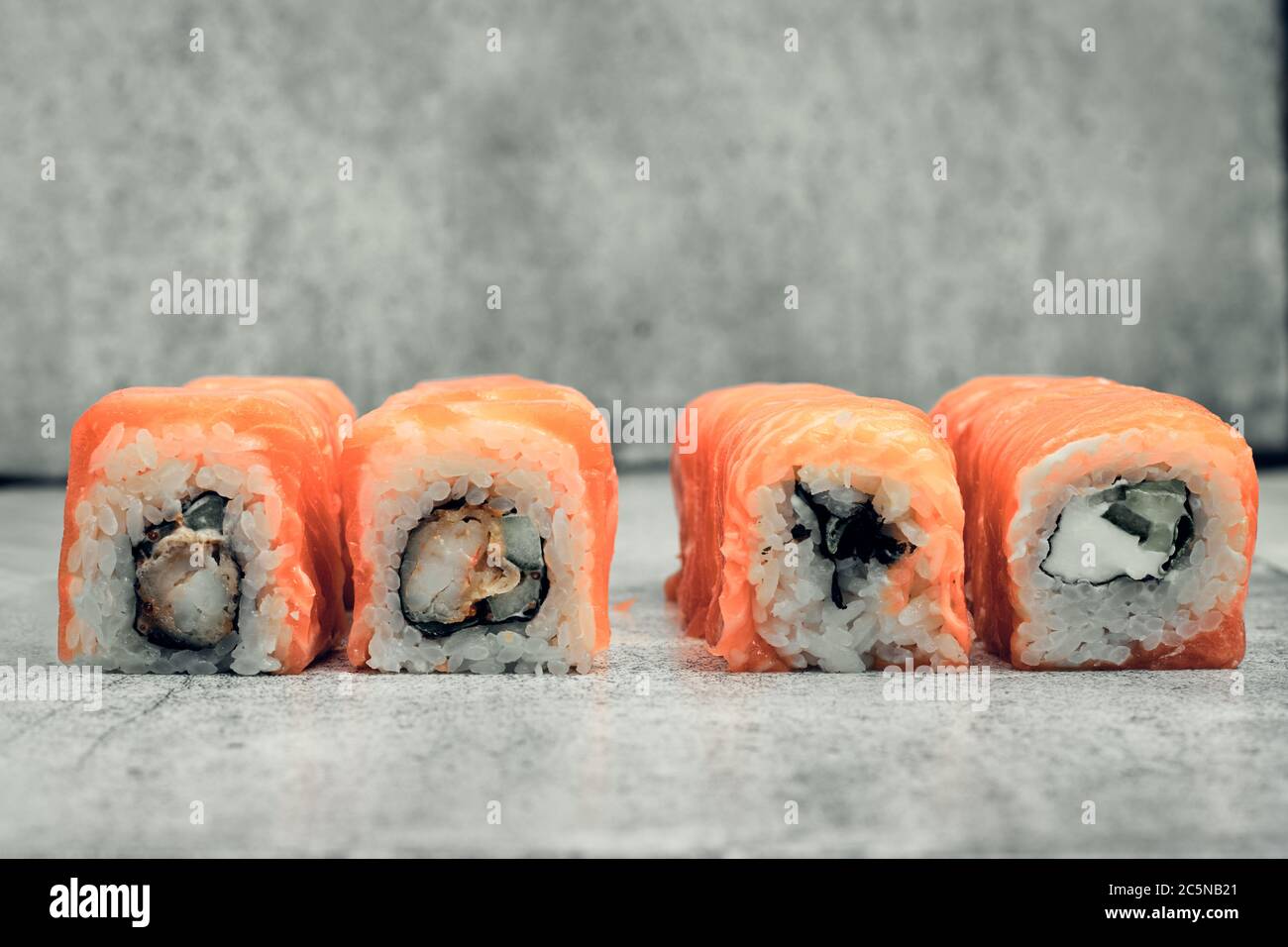 Cibo tradizionale giapponese, sushi e panini. Zenzero e wasabi, bastoni cinesi. Riso e frutti di mare. Primo piano Foto Stock