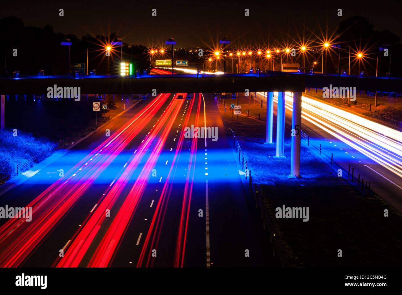 Ore di punta, esposizione lunga, superstrada est Melbourne Foto Stock