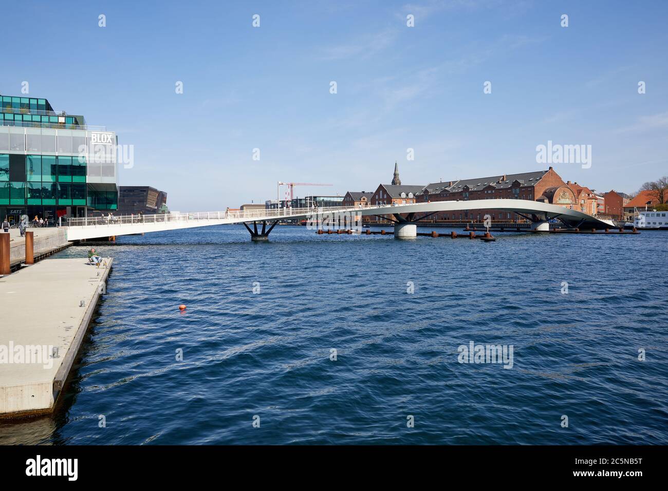 Lille Langebro, ponte a piedi e in bicicletta attraverso il porto di Copenhagen, progettato da WilkinsonEyre e Urban Agency (2019); Danimarca Foto Stock