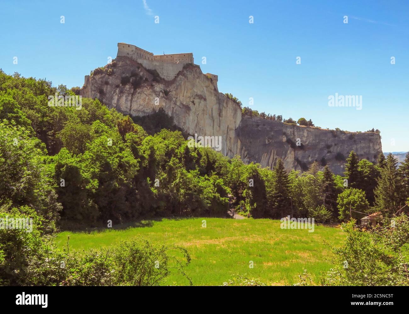 La Fortezza rinascimentale di San Leo, situata su una scogliera rocciosa, risale al XV secolo Foto Stock
