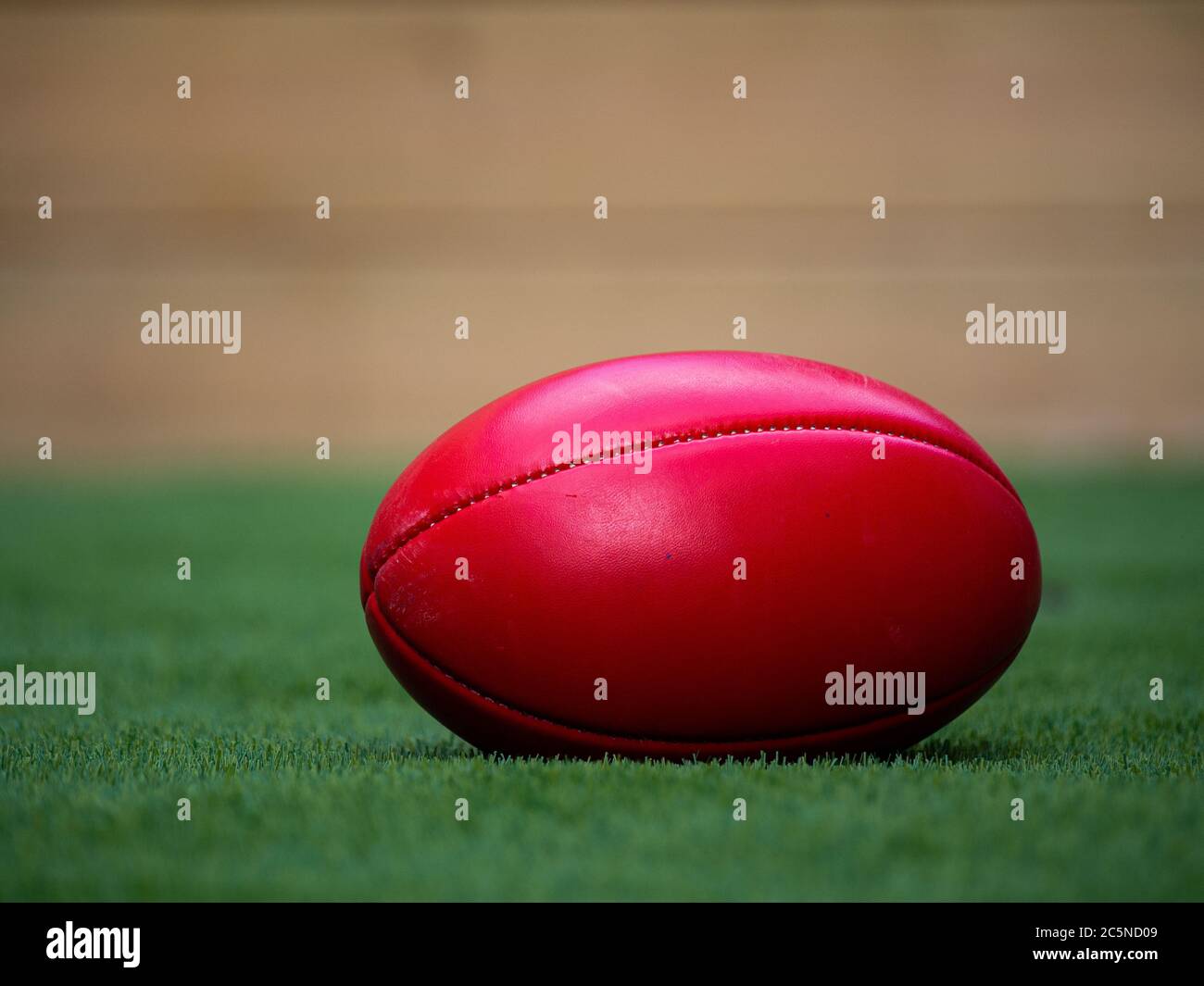Un calcio su un campo tutto da solo, isolamento Foto Stock