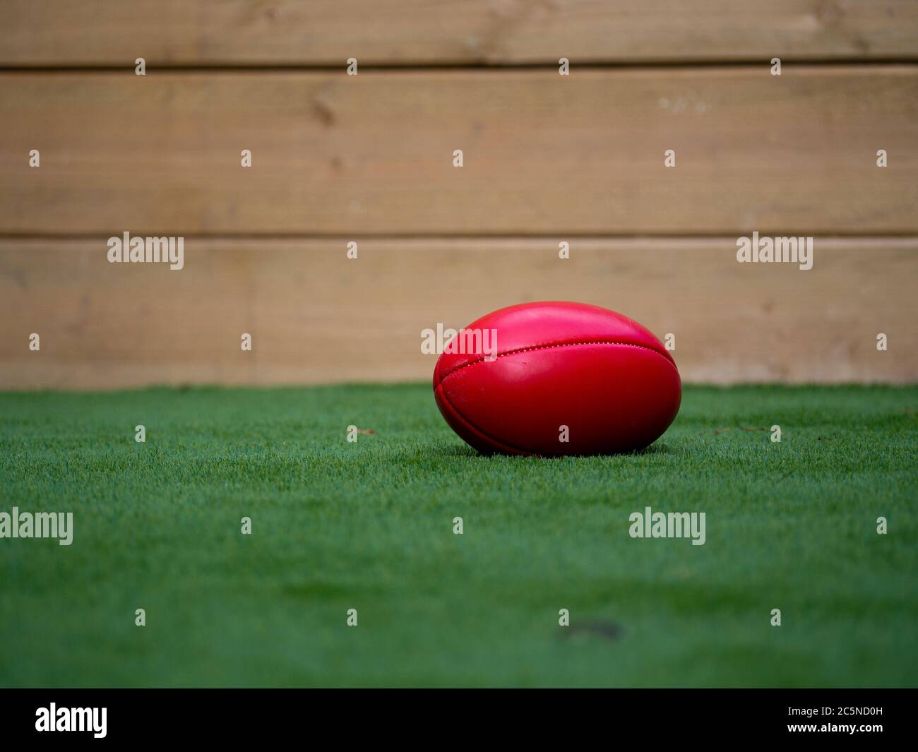 Un calcio su un campo tutto da solo, isolamento Foto Stock