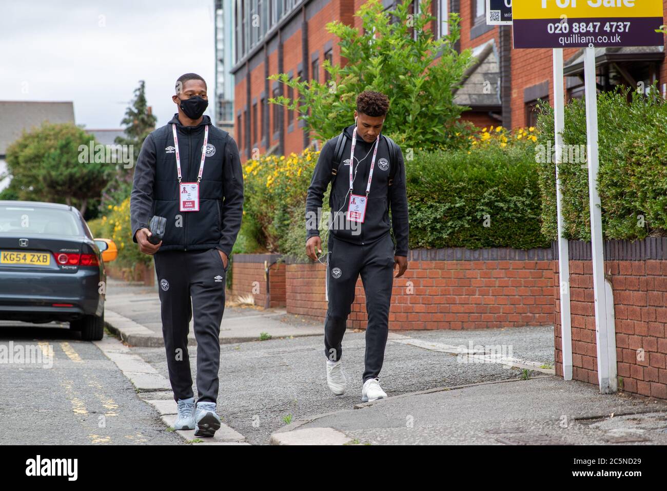 Londra, Regno Unito. 4 luglio 2020. La 5° Ethan Pinnock di Brentford e la 11° Ollie Watkins arrivano a Griffin Park davanti al Brentford FC contro Wigan Athletic. Brentford entra nel gioco cinque punti dietro West Brom e stanno cercando di entrare nel punto di promozione automatica. Credit: Liam Asman/Alamy Live News Foto Stock