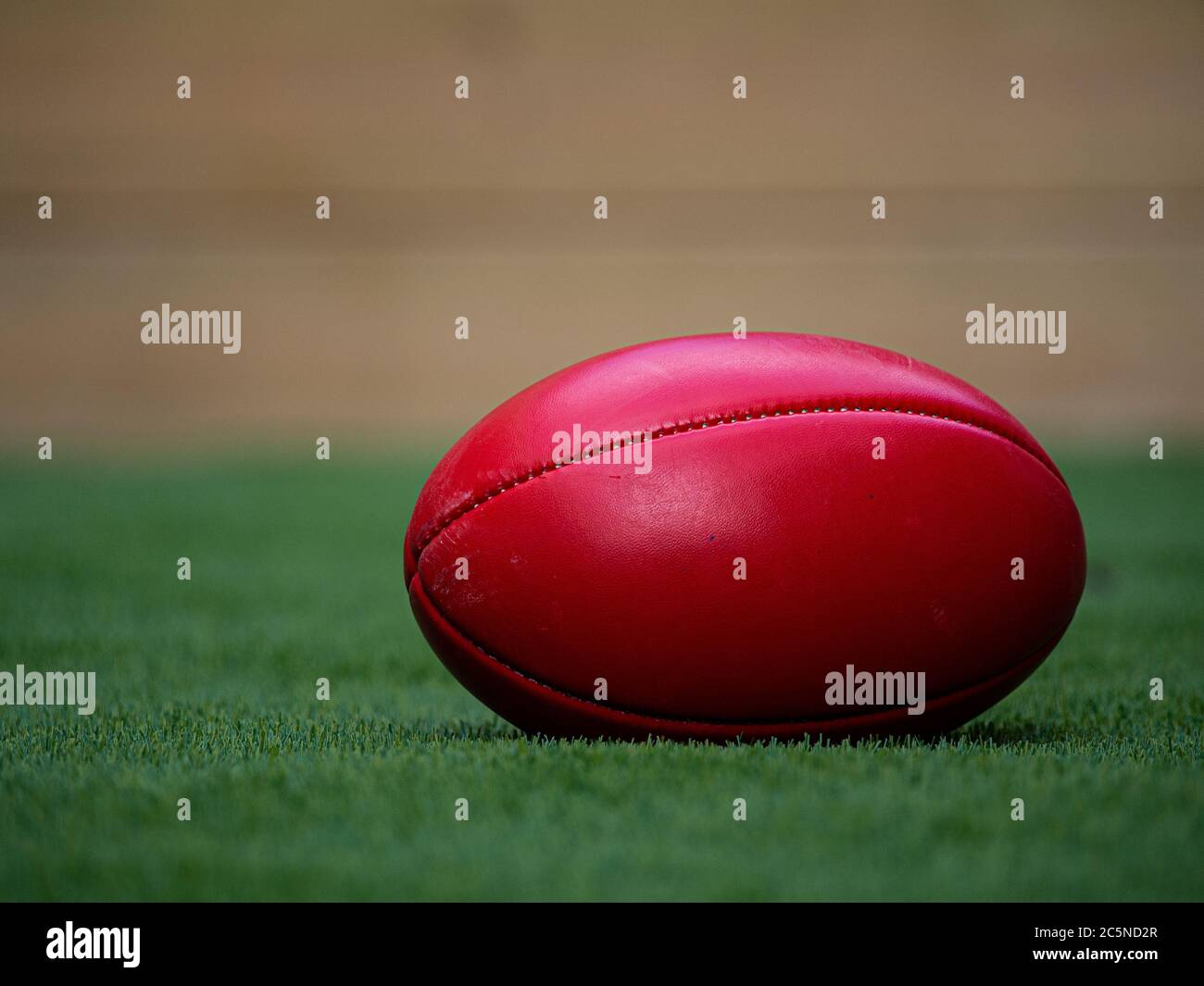 Un calcio su un campo tutto da solo, isolamento Foto Stock