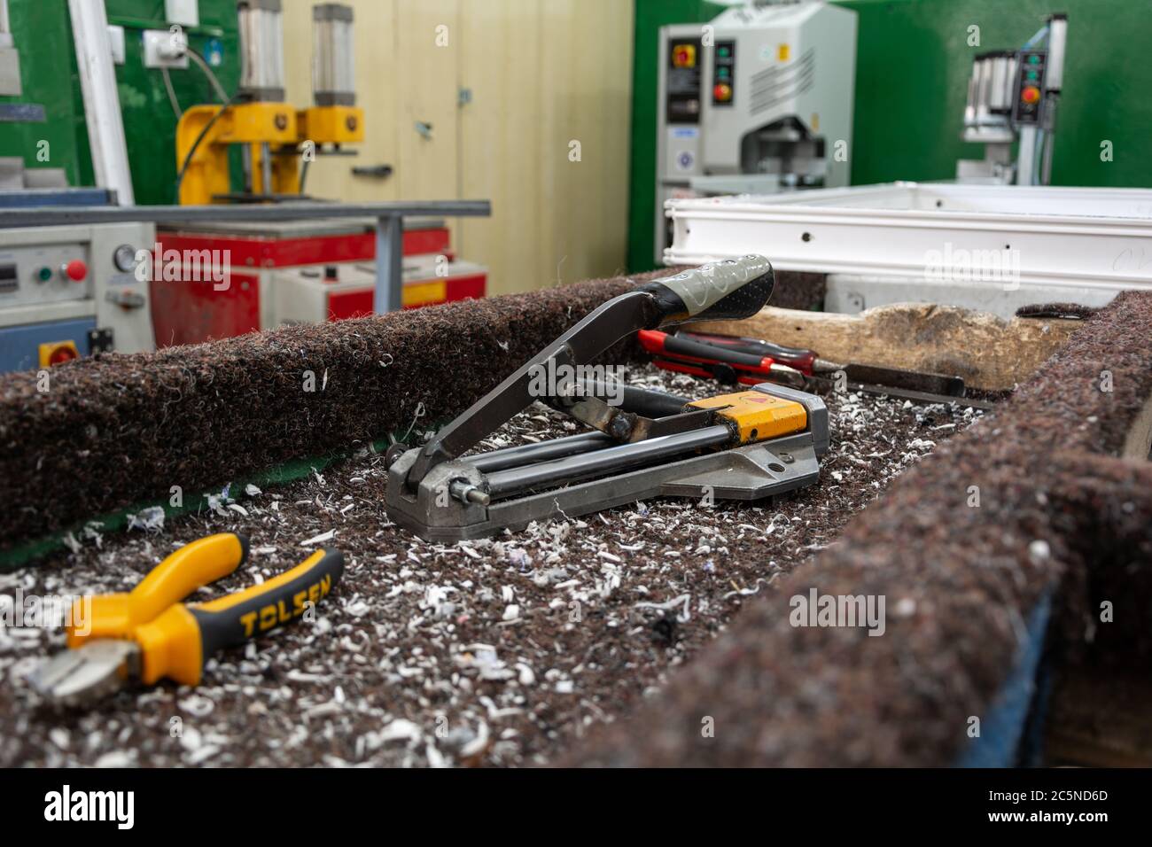 Produzione di finestre in PVC su mini fabbrica per la produzione di finestre e porte in alluminio e PVC. Dettagli attrezzature industriali. Foto Stock