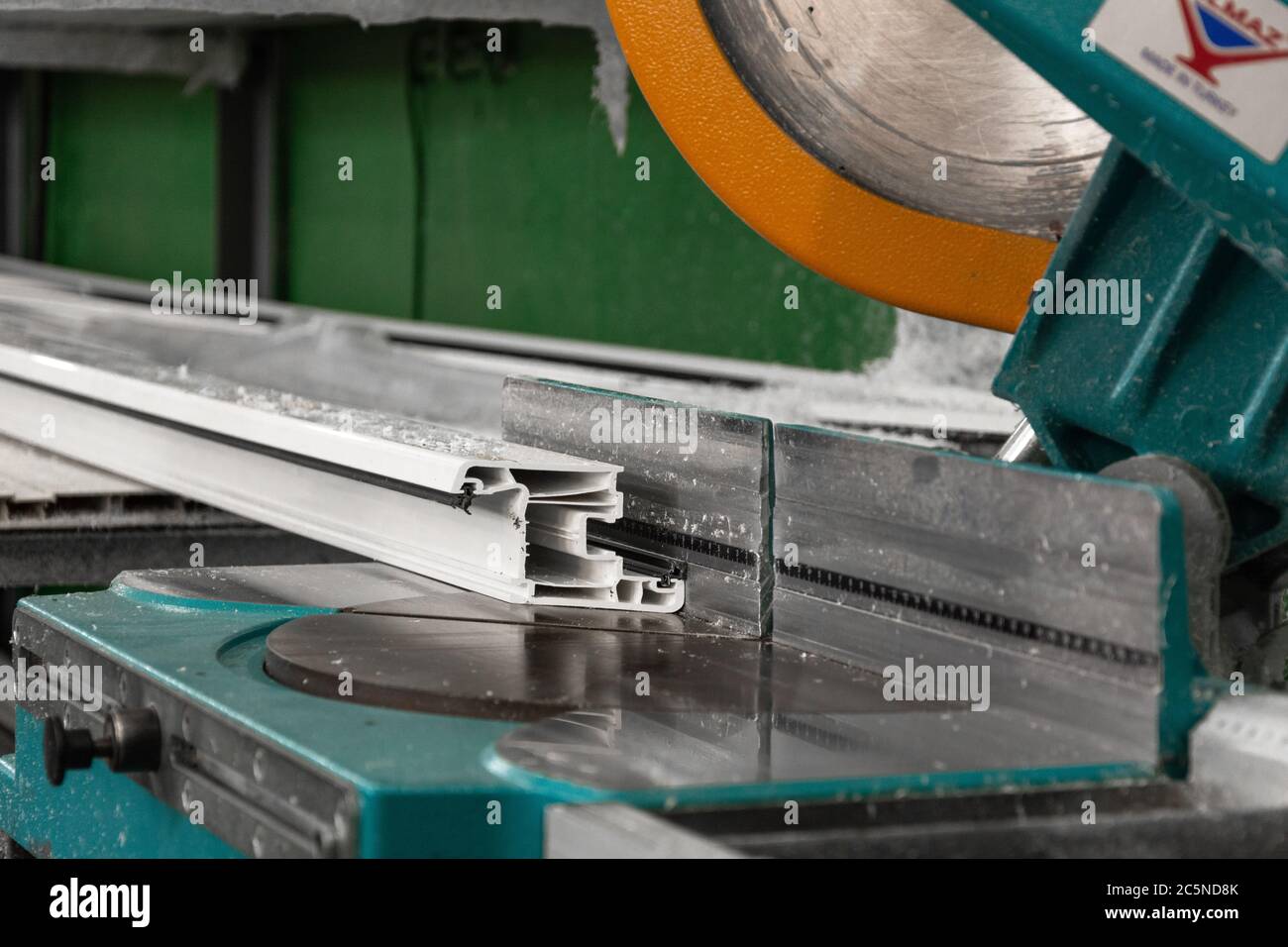 Produzione di finestre in PVC su mini fabbrica per la produzione di finestre e porte in alluminio e PVC. Dettagli attrezzature industriali. Foto Stock