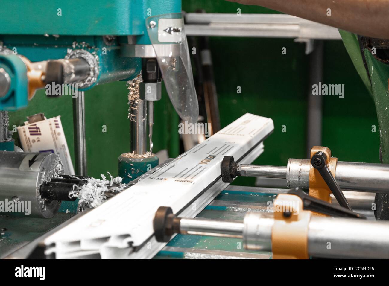 Produzione di finestre in PVC su mini fabbrica per la produzione di finestre e porte in alluminio e PVC. Dettagli attrezzature industriali. Foto Stock