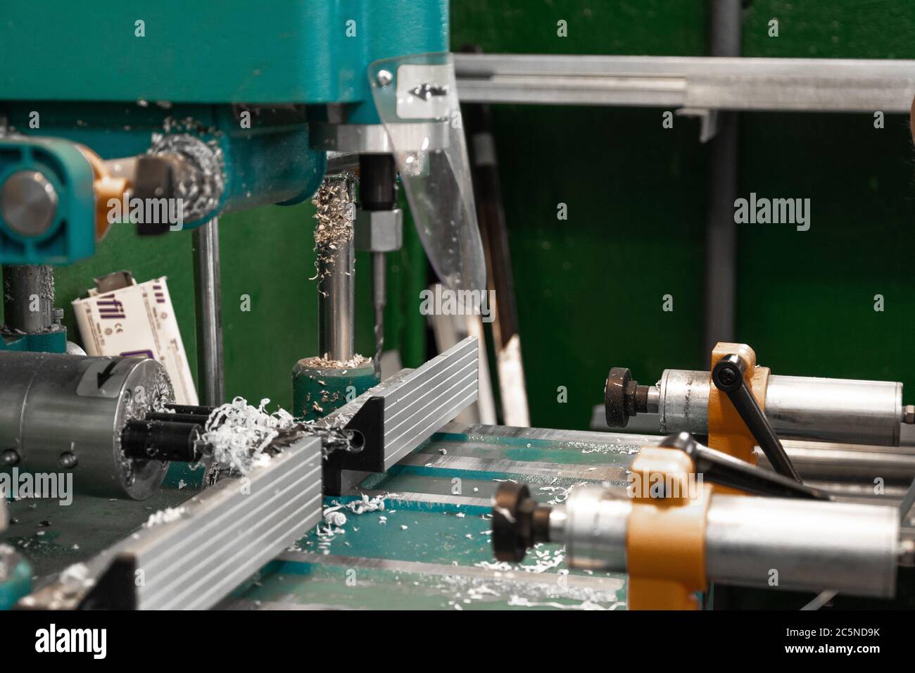 Produzione di finestre in PVC su mini fabbrica per la produzione di finestre e porte in alluminio e PVC. Dettagli attrezzature industriali. Foto Stock