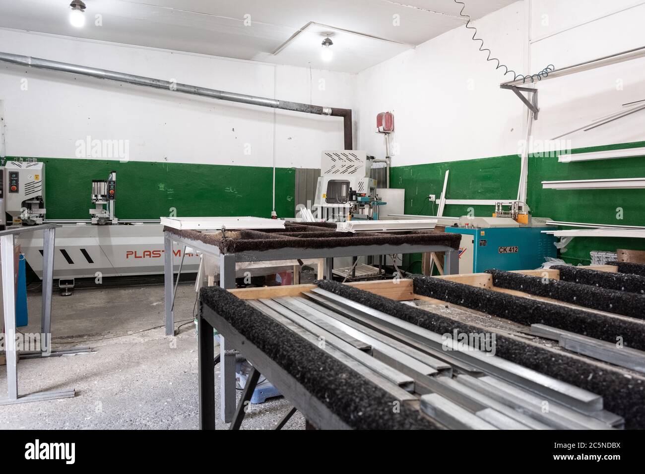 Mini fabbrica per la produzione di finestre in pvc e porte in pvc Foto Stock