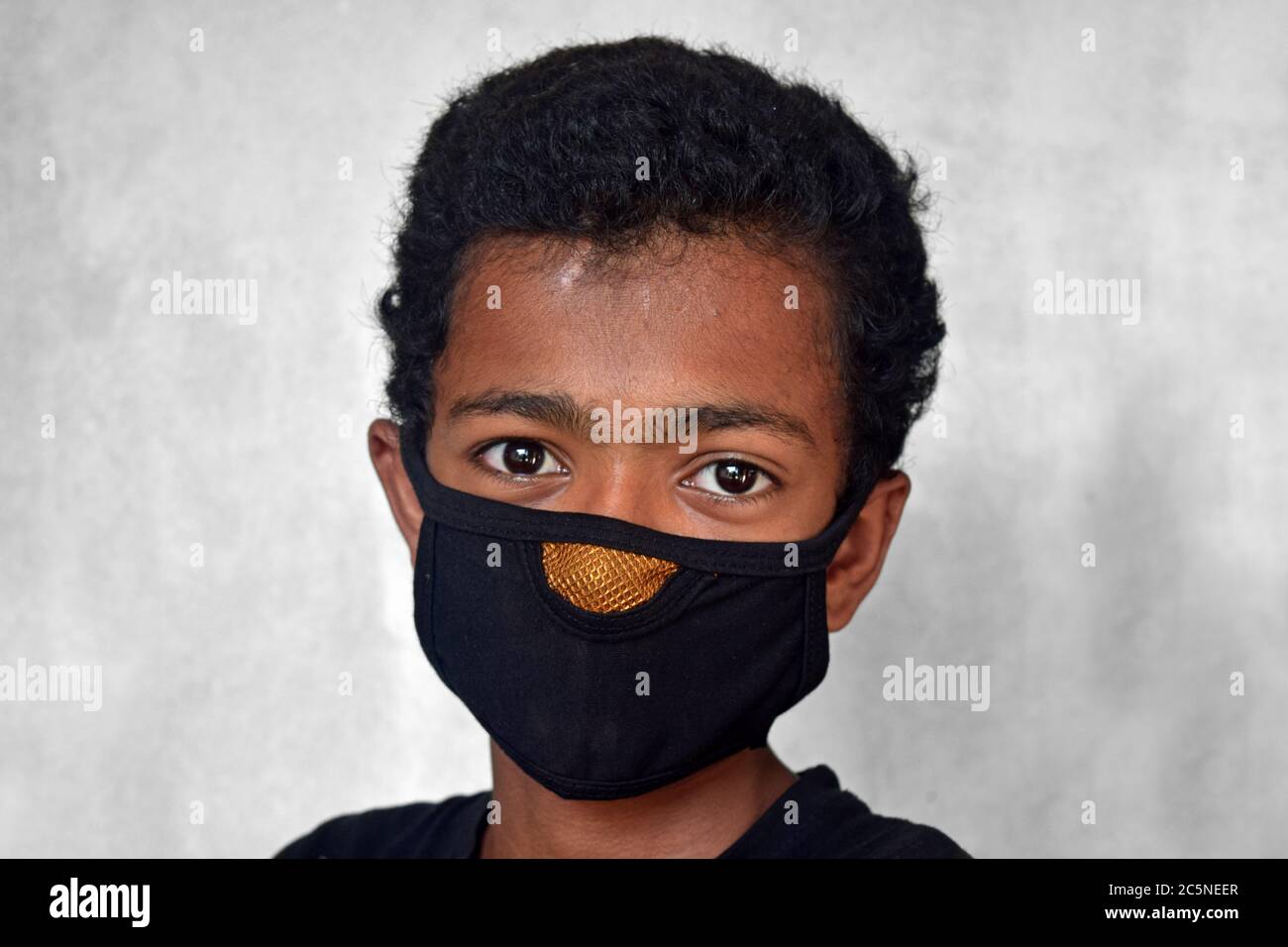 Bambino ragazzo indossare una maschera nera per la protezione contro la  pandemia di Corona virus Foto stock - Alamy