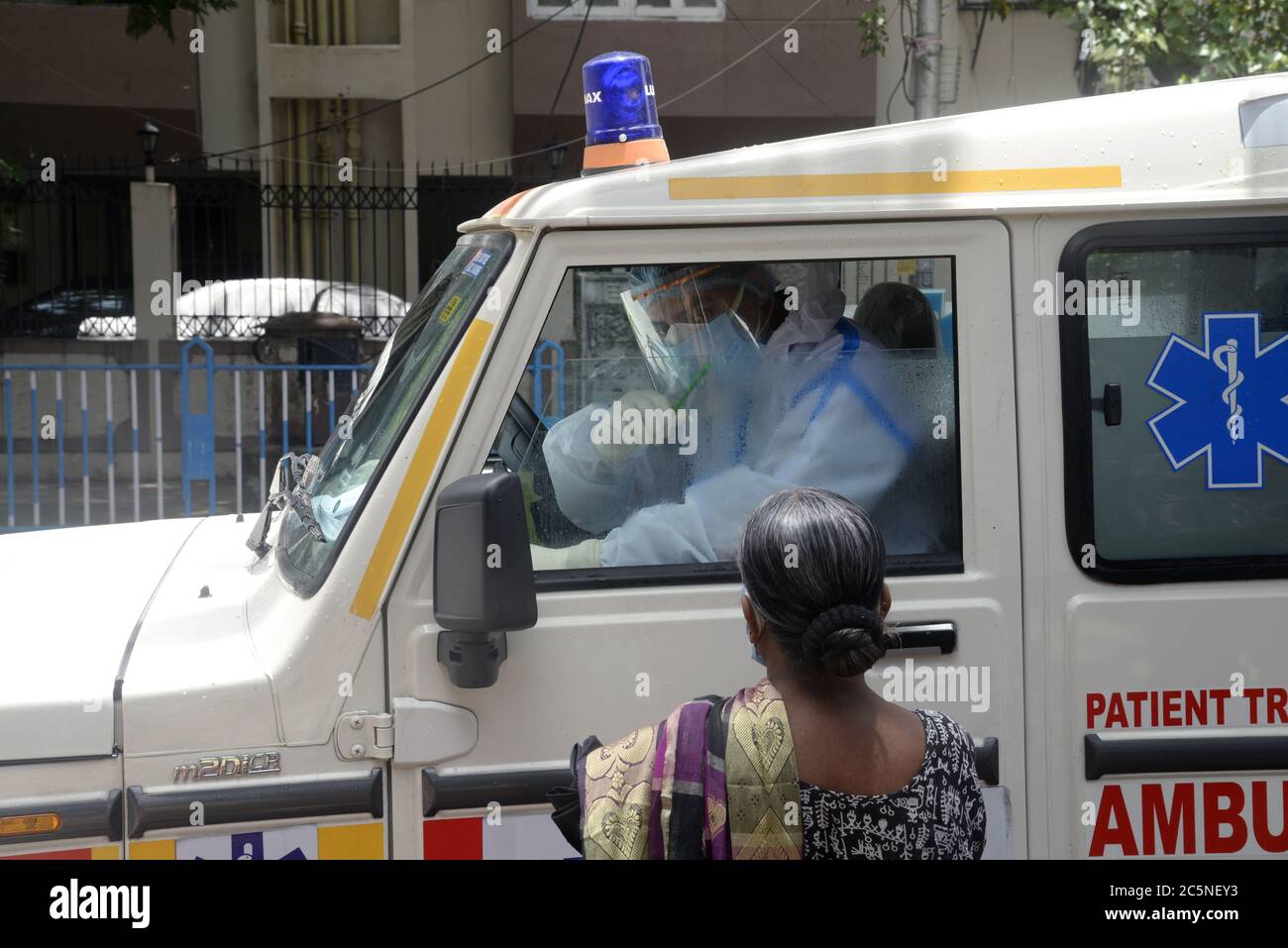 Kolkata, India. 04luglio 2020. Healthworker parla con la donna prima di raccogliere campioni di tampone per il test COVID 19 su un furgone mobile di raccolta durante lo sblocco 2. (Foto di Ved Prakash/Pacific Press) Credit: Pacific Press Agency/Alamy Live News Foto Stock