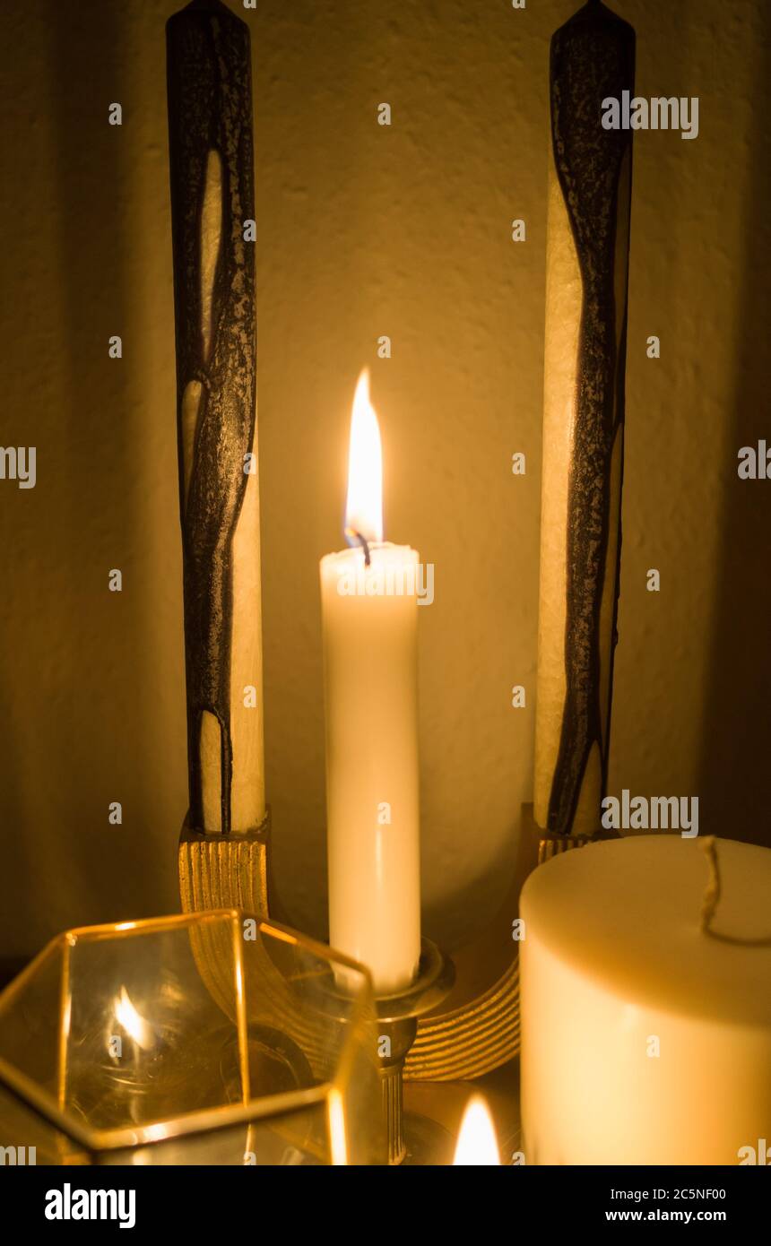 luce a lume di candela e atmosfera romantica Foto Stock