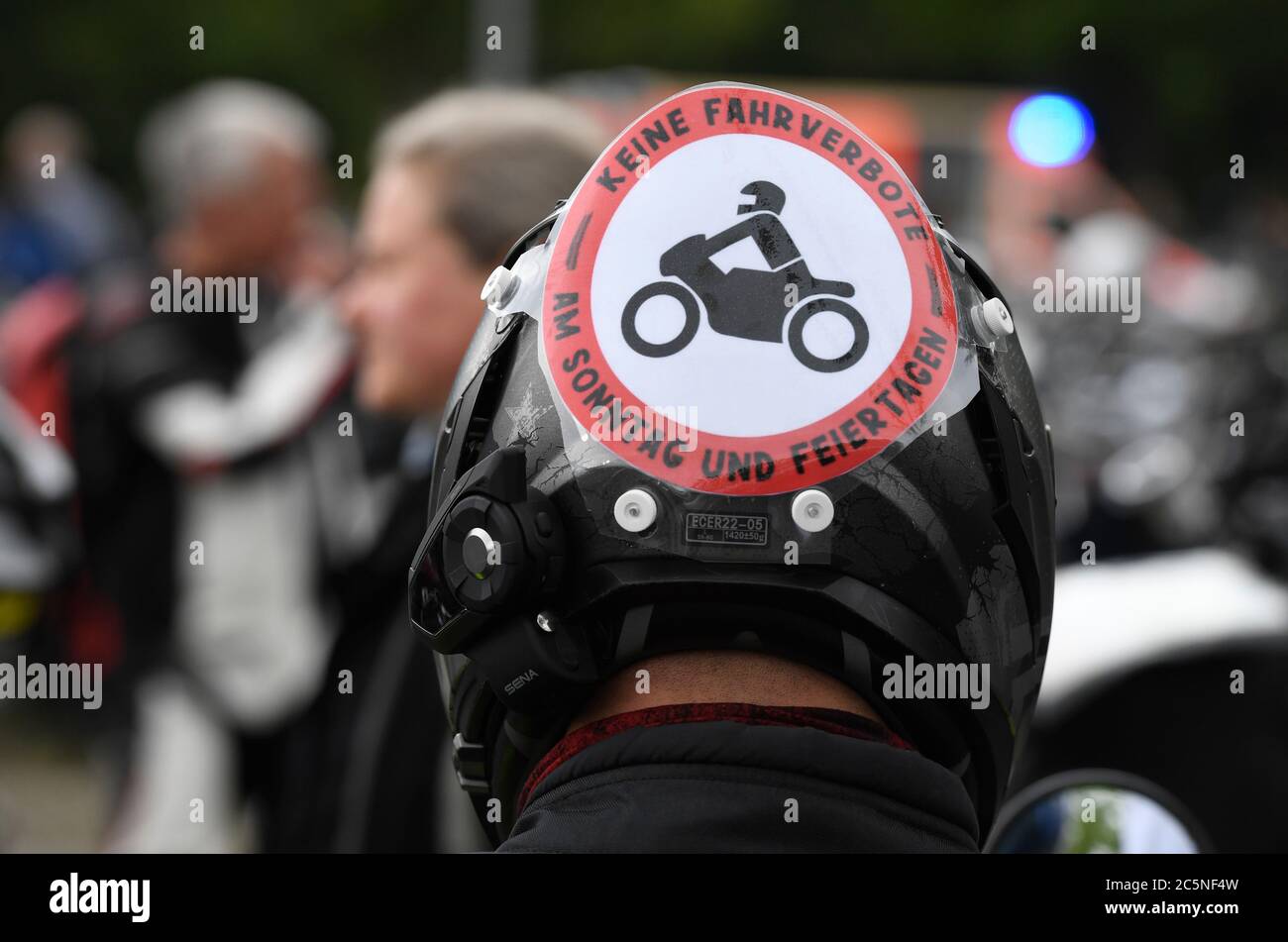 Duesseldorf, Germania. 04luglio 2020. Un biker indossa un adesivo di protesta sul casco. Diverse migliaia di motociclisti dimostrano contro un divieto generale di circolazione delle moto in determinati giorni. Il Consiglio federale vuole consentire un divieto limitato di guida per motociclette la domenica e i giorni festivi. Credit: Roberto Pfeil/dpa/Alamy Live News Foto Stock