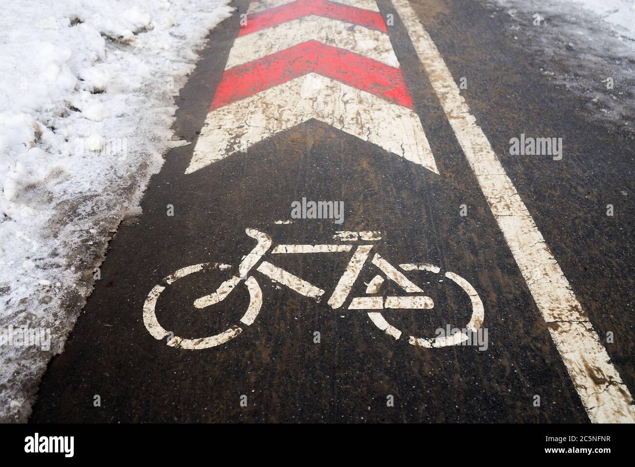 Pista ciclabile in inverno sotto la neve. La stagione delle biciclette è chiusa a causa del ghiaccio. Foto Stock
