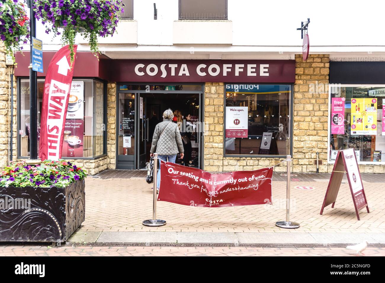 Immagine: Bicester, Oxfordshire, UK. 4 Luglio 2020 'Super Saturday', Bicester Town Center, Oxfordshire. Costa Coffee ha riaperto le sue porte, e ha separato il suo ingresso in corsie per uscire e entrare nel caffè. ROTTURA 3 settembre: Costa Coffee mette in guardia a 1650 posti di lavoro a rischio in quanto è costretto a ridurre i costi a causa dell'impatto del coronavirus. Credit: Bridget Catterall/Alamy Live News Foto Stock