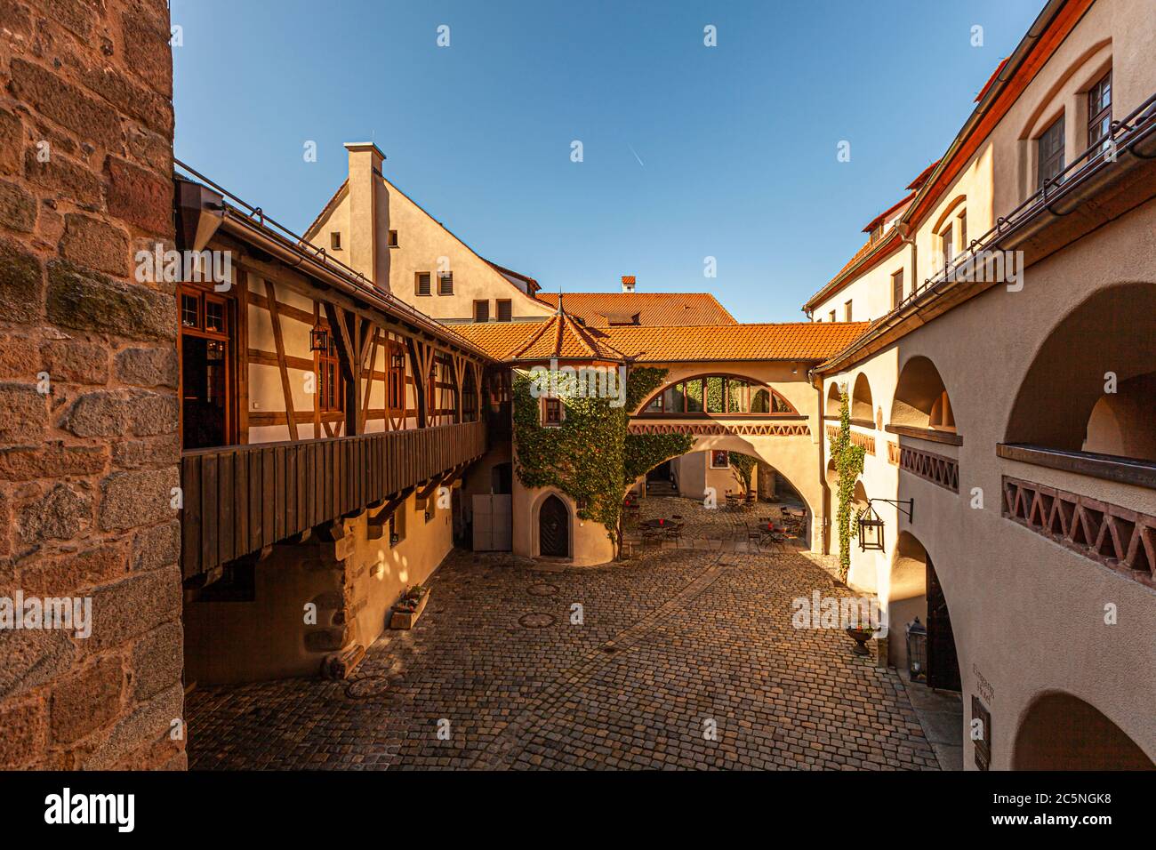 Un cortile del castello - come dovrebbe essere - con torrette, archi e angoli nascosti a Wernberg-Köblitz, Germania Foto Stock