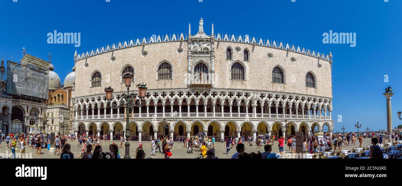 Venezia, Italia - 20 giugno 2017: Vista panoramica del famoso Palazzo Ducale di Venezia. Migliaia di turisti ogni mese visitano il Palac di Doge Foto Stock