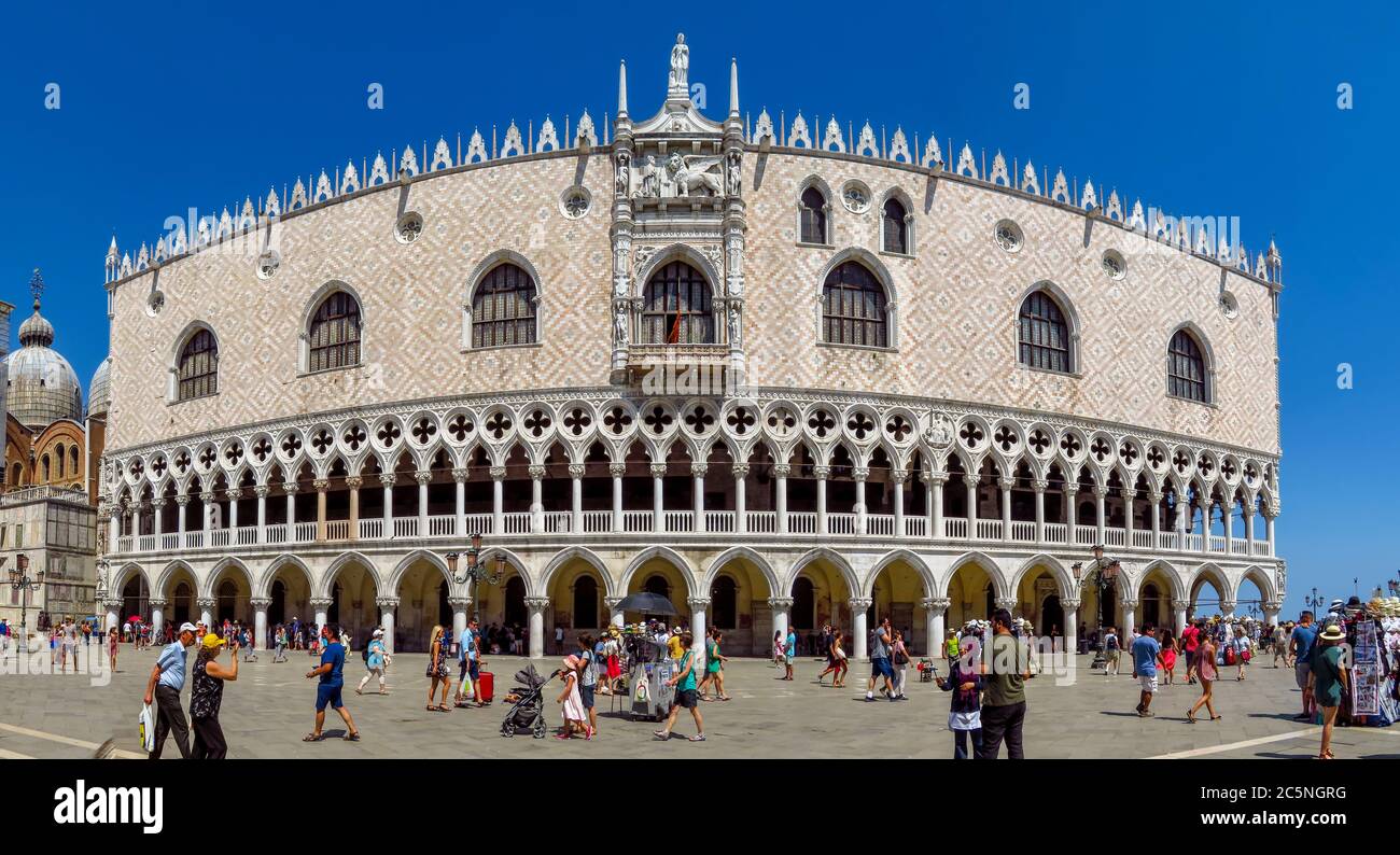 Venezia, Italia - 20 giugno 2017: Vista panoramica del famoso Palazzo Ducale di Venezia. Migliaia di turisti ogni mese visitano il Palac di Doge Foto Stock