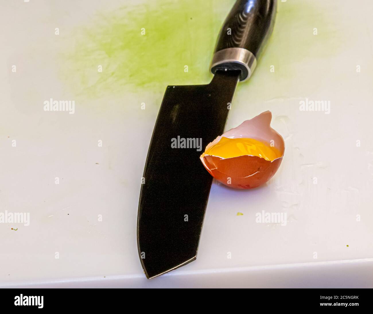 Tuorlo d'uovo e un coltello da cucina giapponese Foto Stock