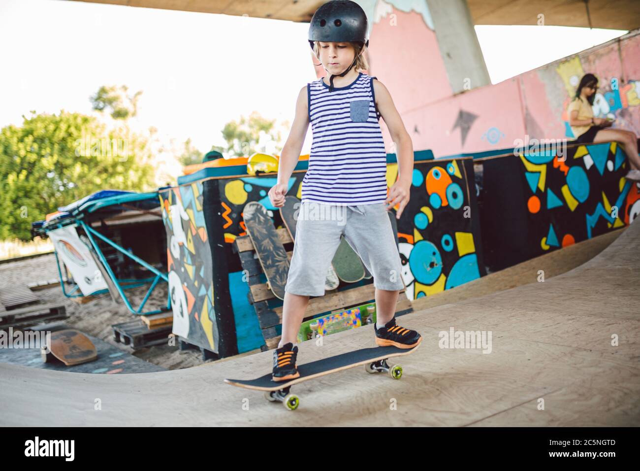 Skater boy ride sullo skateboard presso la rampa dello skate Park. Bambini  pratica skateboard all'aperto sullo skatepark. Cultura giovanile del tempo  libero e dello sport Foto stock - Alamy