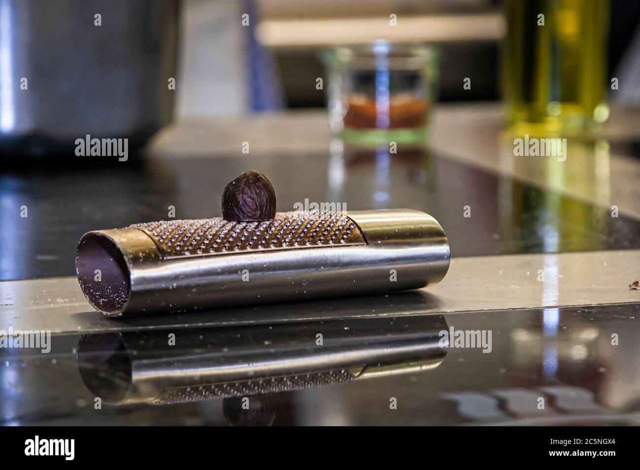 Noce moscata su una grattugia Foto Stock