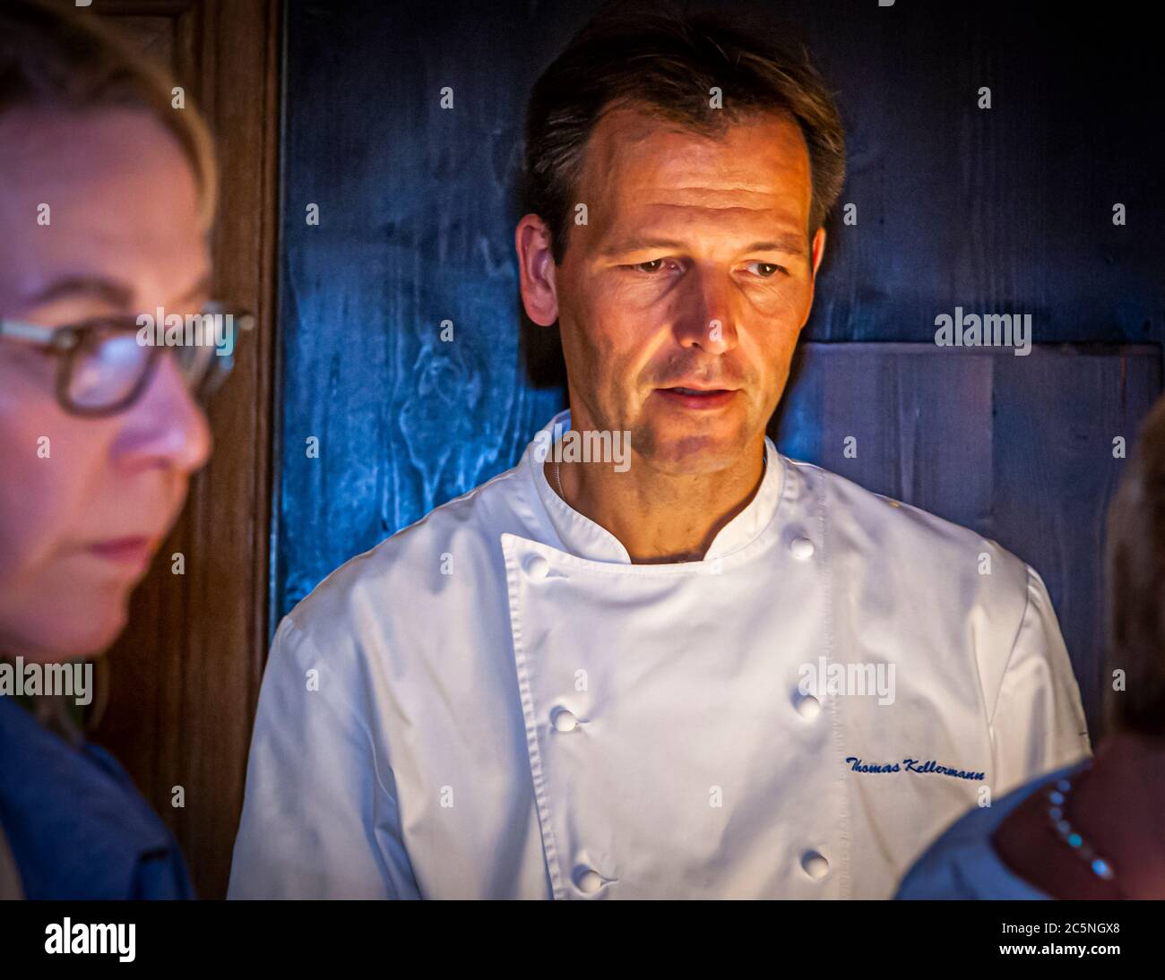 E sempre quello sguardo dello chef stella Michelin Thomas Kellermann! Non solo i dipendenti o i partecipanti alla lezione di cucina lo sentono. Wernberg-Köblitz, Germania Foto Stock