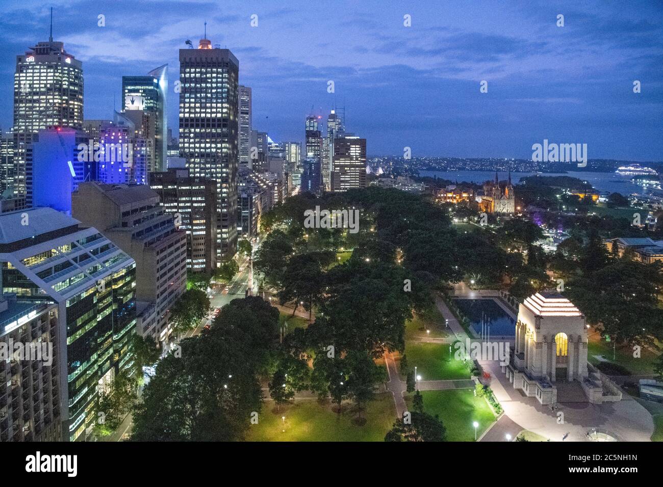 Hyde Park e gli edifici alti Elizabeth Street al crepuscolo Sydney Australia Foto Stock