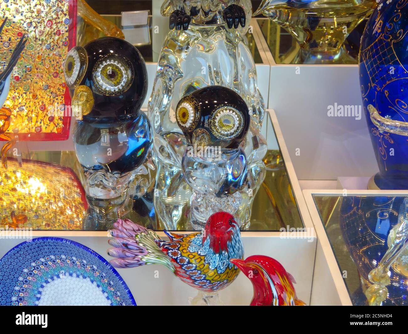 Venezia, Italia - 20 giugno 2017: Vetro veneziano di Murano in una vetrina boutique Foto Stock