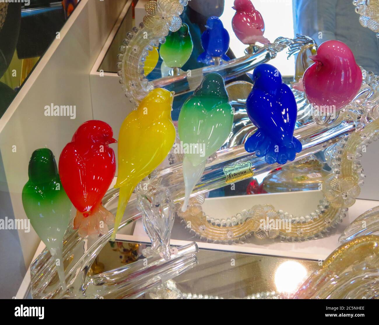 Venezia, Italia - 20 giugno 2017: Vetro veneziano di Murano in una vetrina boutique Foto Stock