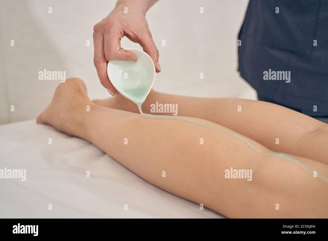 Linea di olio per massaggi sulla pelle della donna Foto Stock