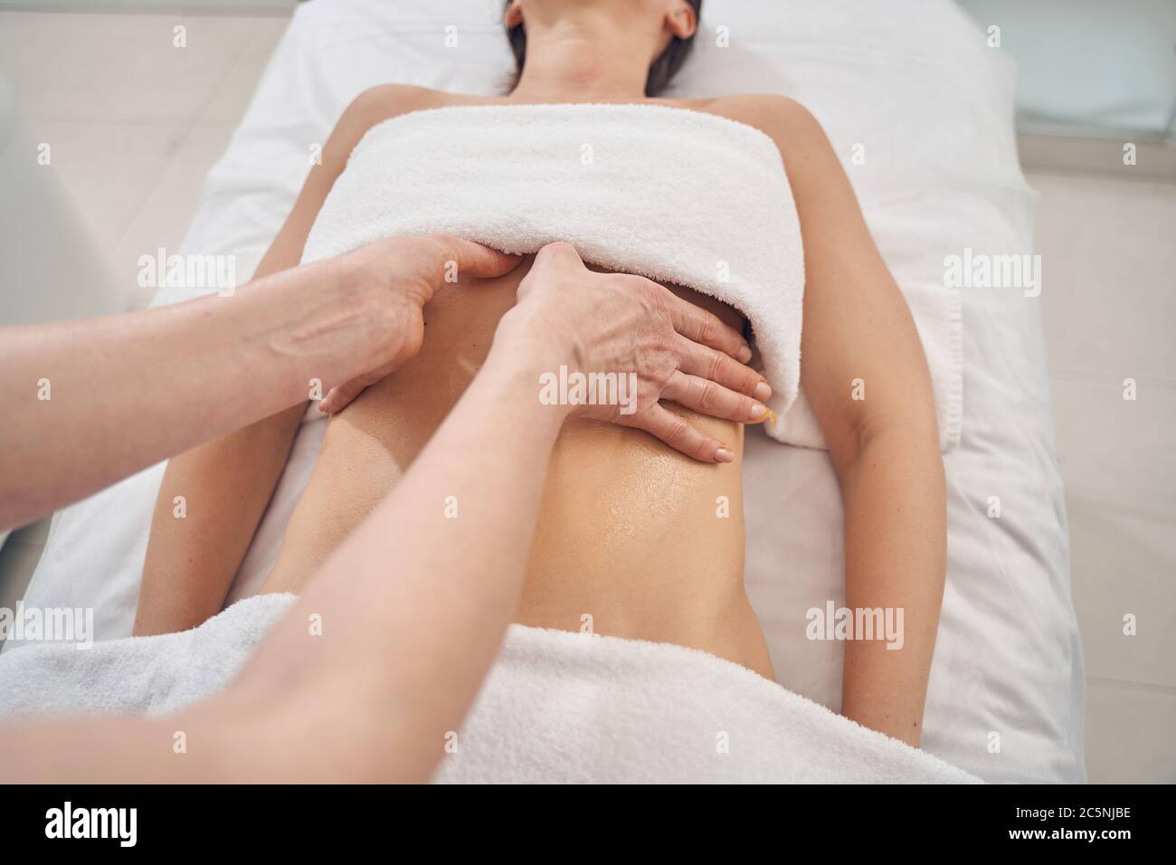 Massaggio al petto e al ventre nel salone termale professionale Foto stock  - Alamy