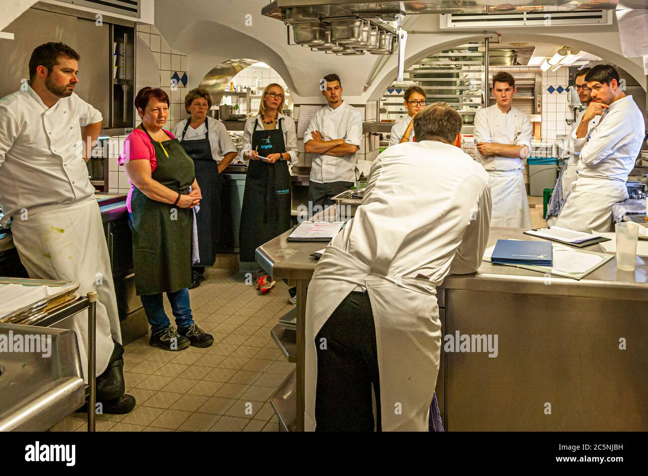 Riunione del team: Robert Morgan, nella foto a sinistra, ha assunto il posto di capo chef in cucina a Burg Wernberg nel giugno 2018. Con le spalle alla macchina fotografica: Lo chef stellato Michelin Thomas Kellermann. Wernberg-Köblitz, Germania Foto Stock