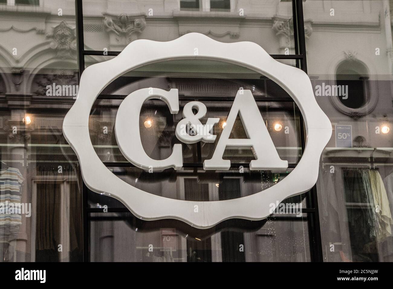 C&A è una catena internazionale di negozi di abbigliamento olandesi. La sua  rete di negozi si