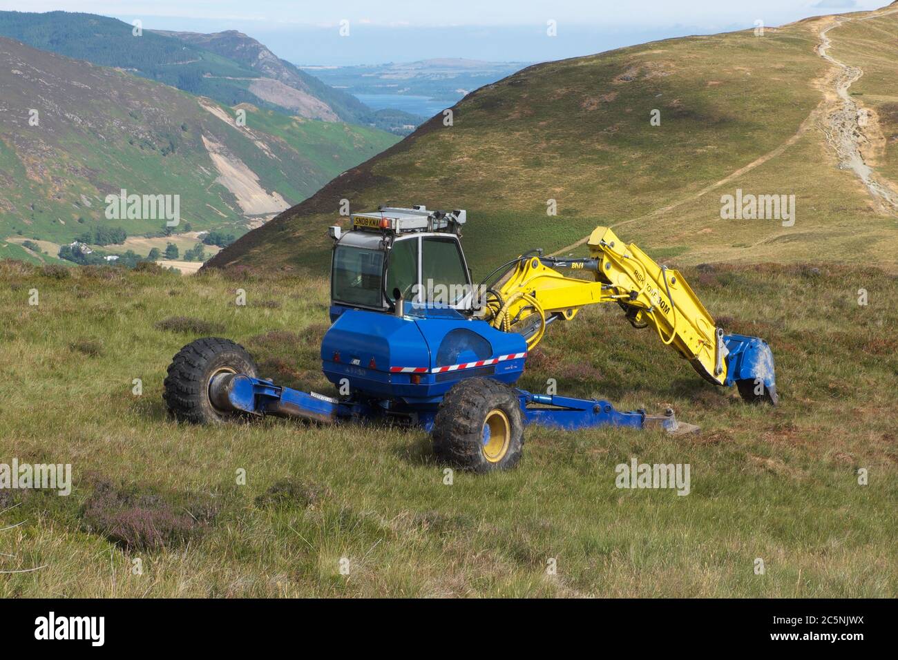 Digger 'Spider' su Maiden Moor nel Parco Nazionale del Distretto dei Laghi - usato per riparare i sentieri dell'altopiano come parte del progetto Fix the Fells. Foto Stock